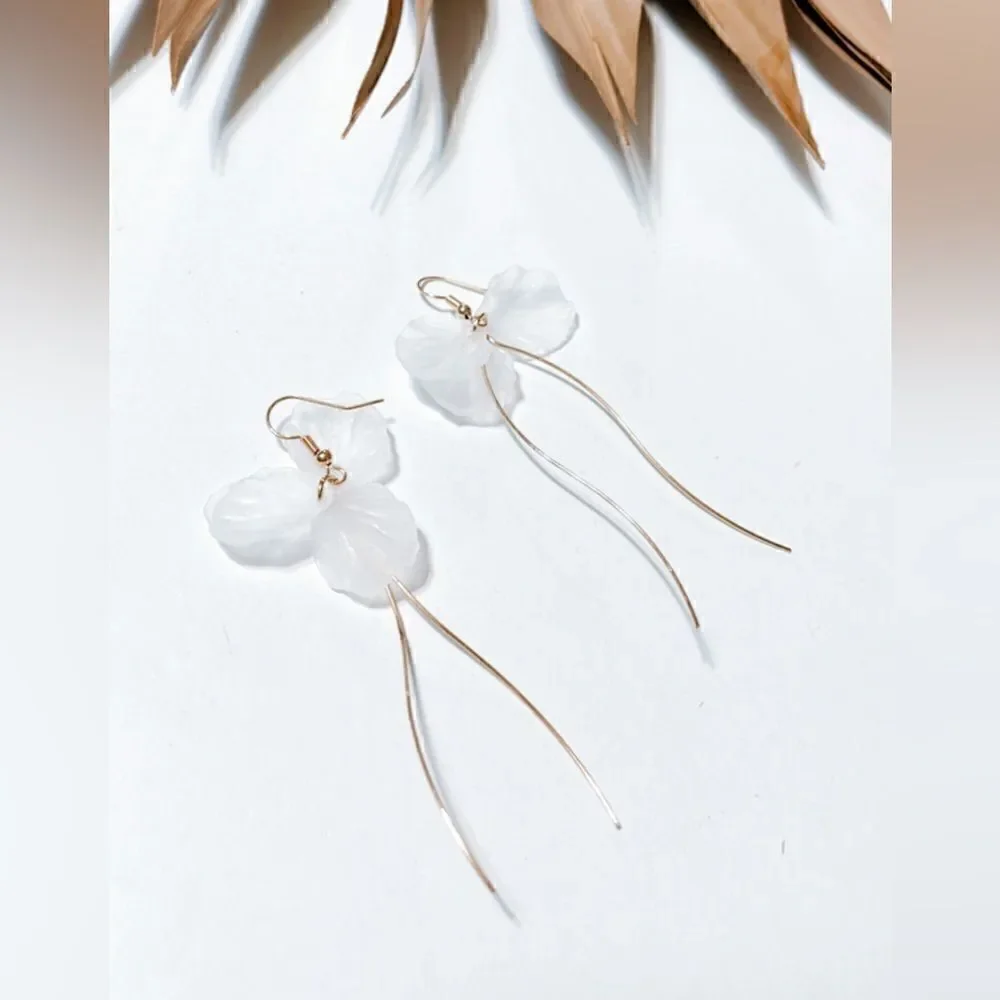 White flower drop earrings S453